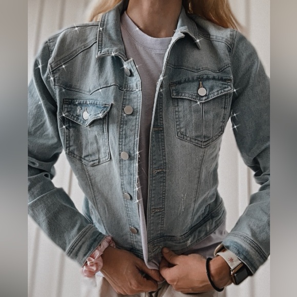 NWT Arizona Jean Jacket in light classic denim - Picture 1 of 3